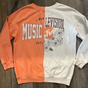 Throwback vintage MTV crew neck sweatshirt. Super comfy and great colors!